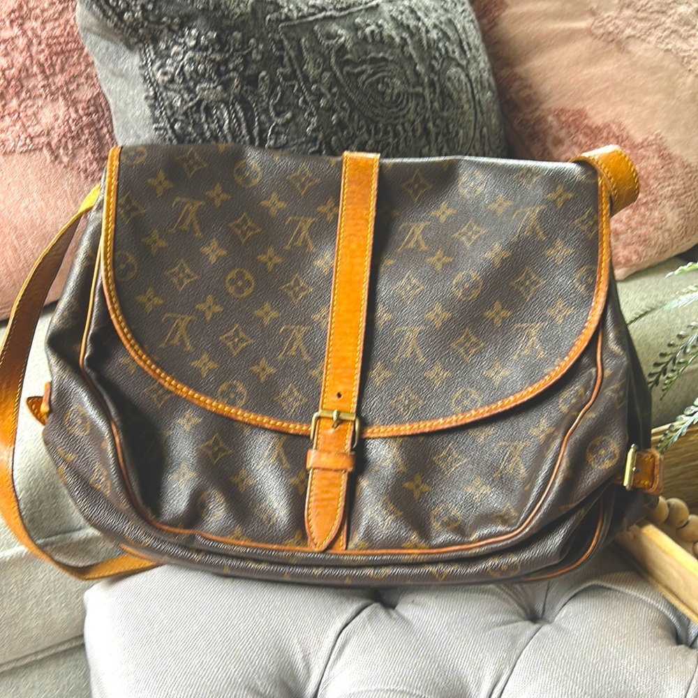 Louis Vuitton Saumur 35 Monogram Canvas Messenger Crossbody Bag- Authentic